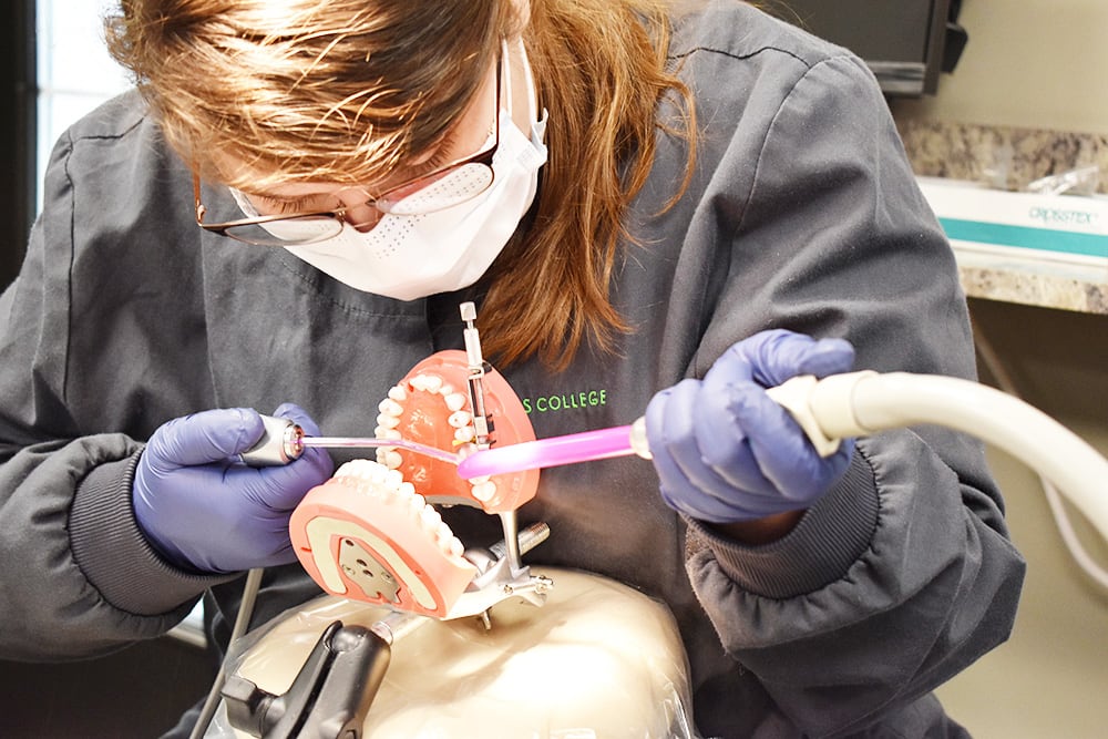 Dental-Assisting_04_opt.jpg